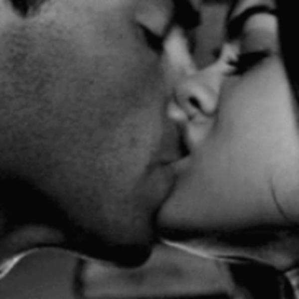Мужчина кусает губы. Страстный поцелуй. Поцелуй в губы страстно. Страстный поцелуй с языком. Поцелуи страстные в губы.