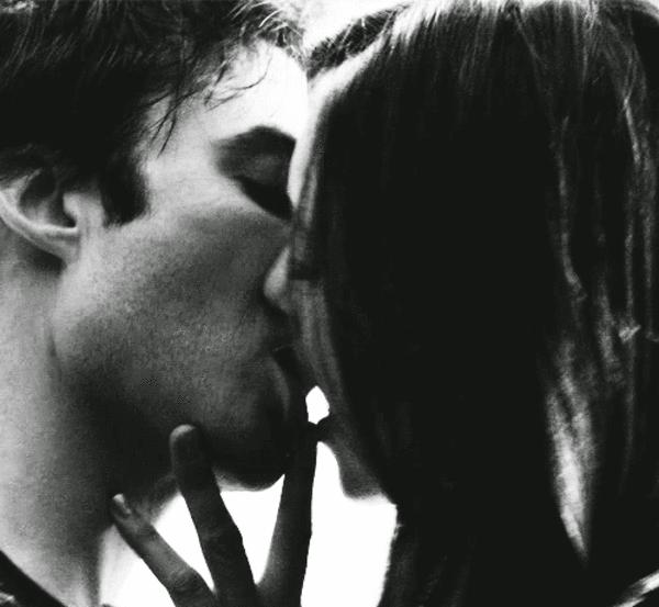 Парень целует девушку гифка. Страстный поцелуй. Страстный поцелуй с языком. Сладкий поцелуй. Гифки поцелуй.