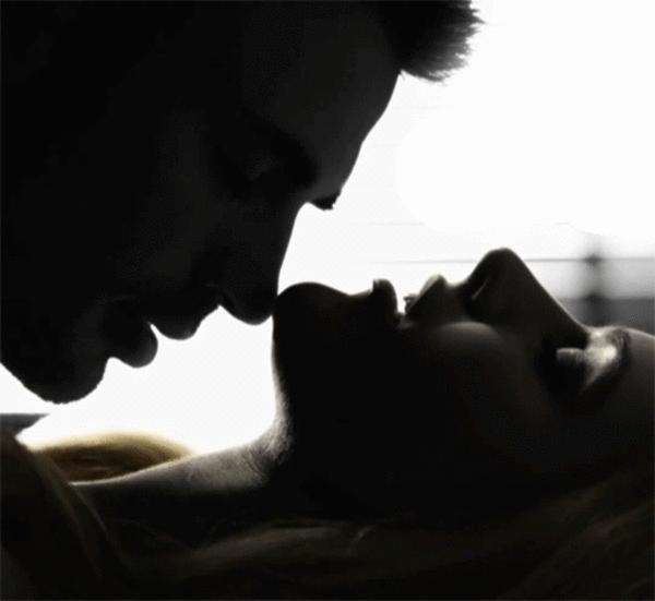 Ласкает мужа языком. Страстный поцелуй. Поцелуи тела. Нежный поцелуй. Нежный страстный поцелуй.