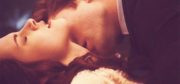 Поцелуй ниже живота. Целует в шею. Нежный поцелуй в шею. Поцелуй в шею девушке. Мужчина целует девушку в шею.