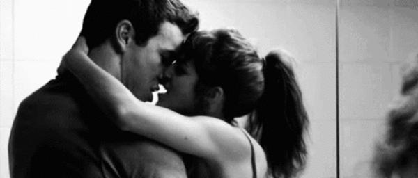 С мужчиной не было близости. Страстный поцелуй. Поцелуй страсть. Страстные объятия. Гифки поцелуй.